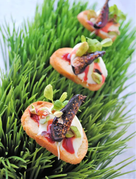 fig-appetizers-food-art-grass-display-crystal