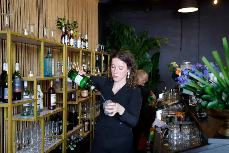 heirloom-indy-bar-server-cocktail