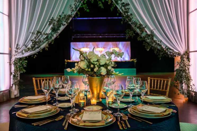 navy-gold-tablescape-modern-indianapolis-event -venue