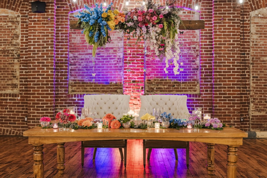 taylor-swift-inspired-wedding-heirloom-downtown-indy-head-table-florals-decor