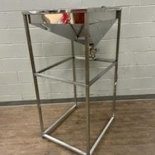 Finished_Product_Hopper_with_Vibratory_Feeder_6