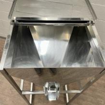 Finished_Product_Hopper_with_Vibratory_Feeder_4
