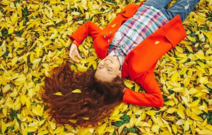 young-beautiful-lady-surrounded-autumn-leaves_158595-3949