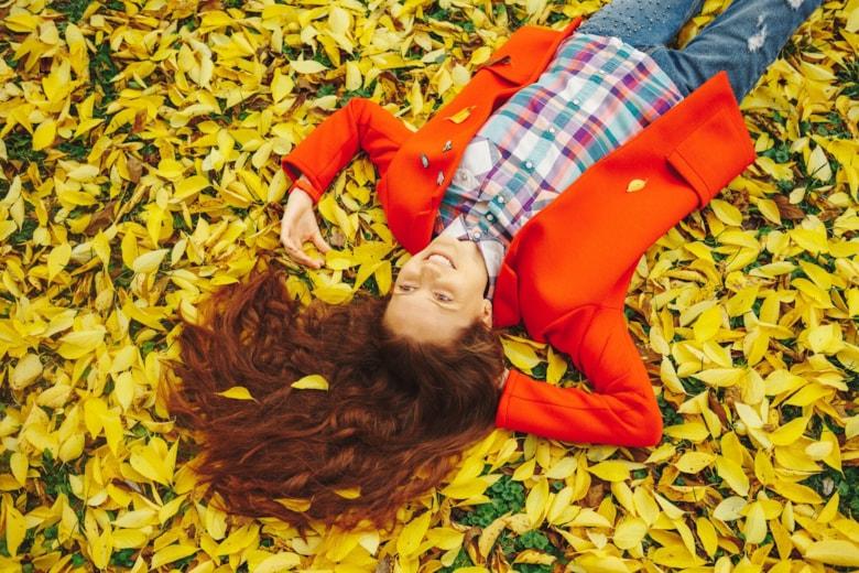 young-beautiful-lady-surrounded-autumn-leaves_158595-3949