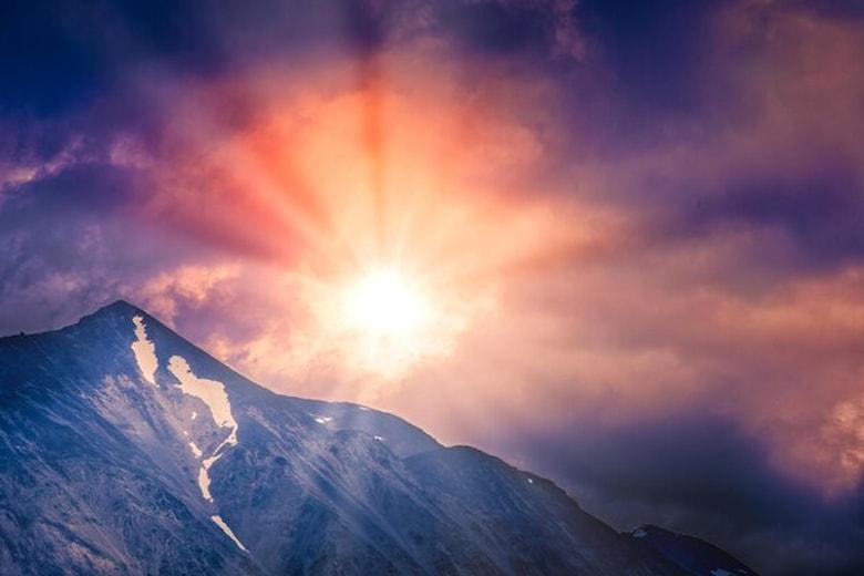 sun-through-dramatic-sky-mountains-denali-national-park_1048944-27136163