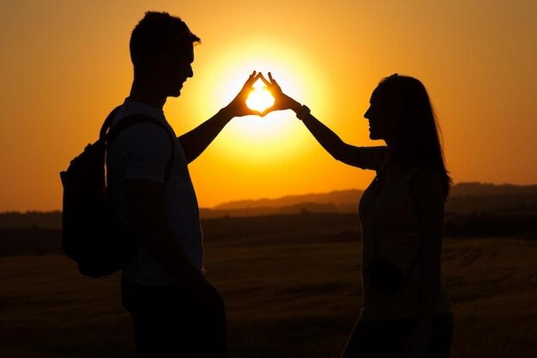 silhouette-young-couple-field_1301-5841