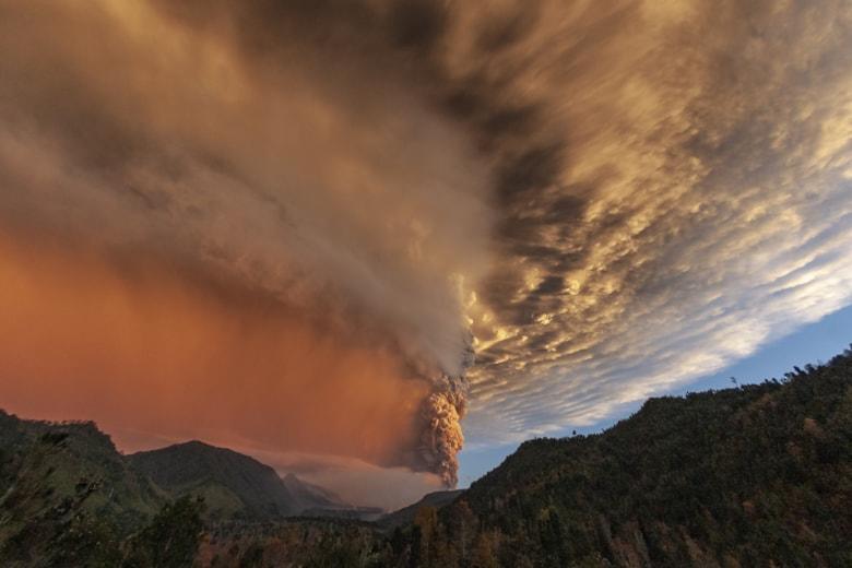 beautiful-view-smoke-coming-from-puyehue-volcano-located-chile_181624-41721