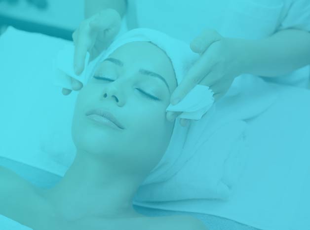 Woman Getting facial from esthetician at a medical spa (source: freepik.com)