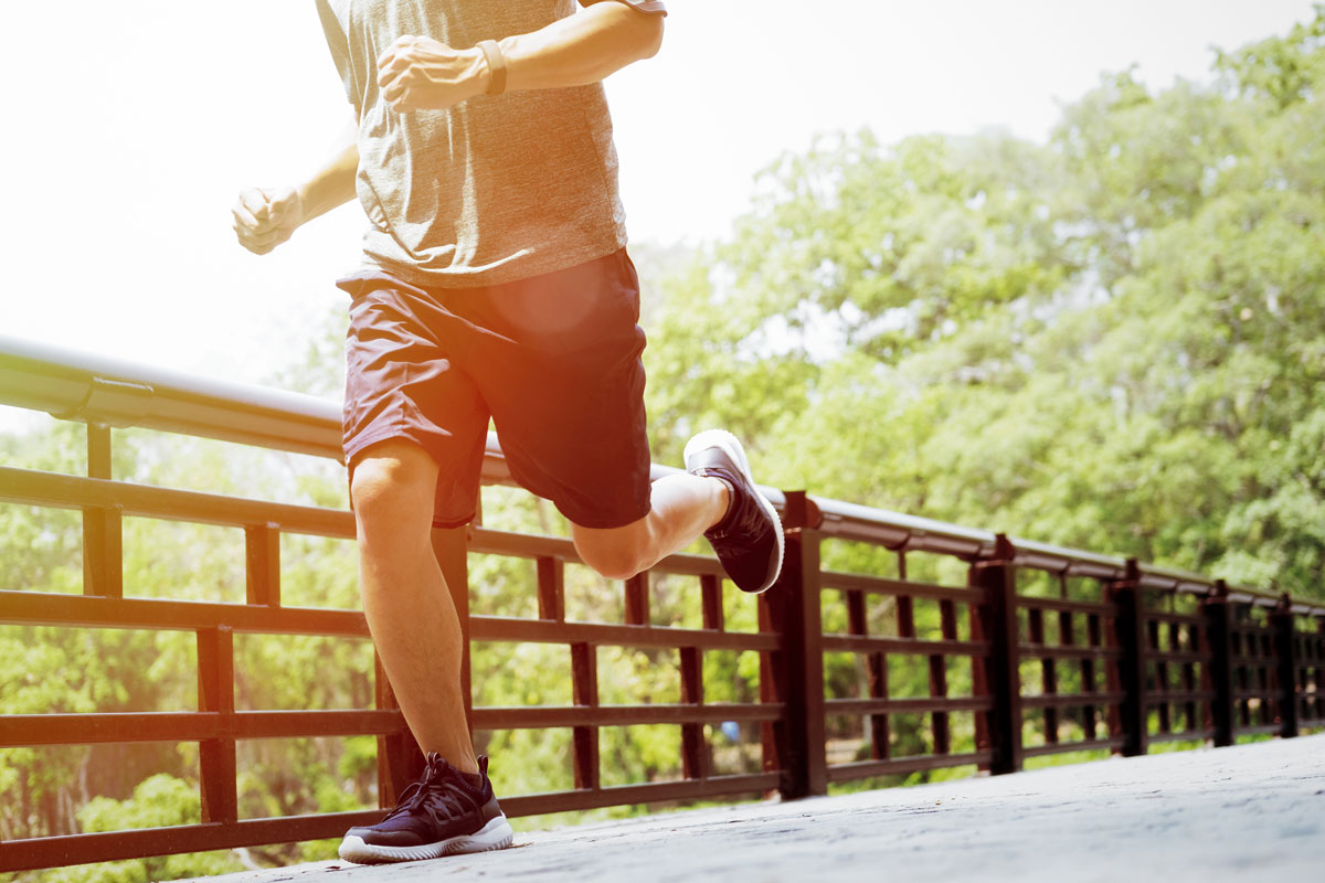 Man jogging after stem cell injection for elbow and knee pain (source: freepik.com)