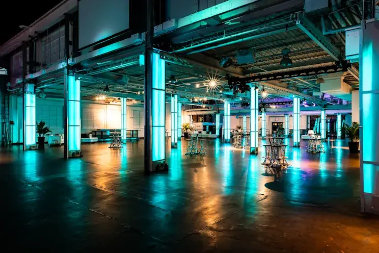 crane-bay-led-lighted-columns