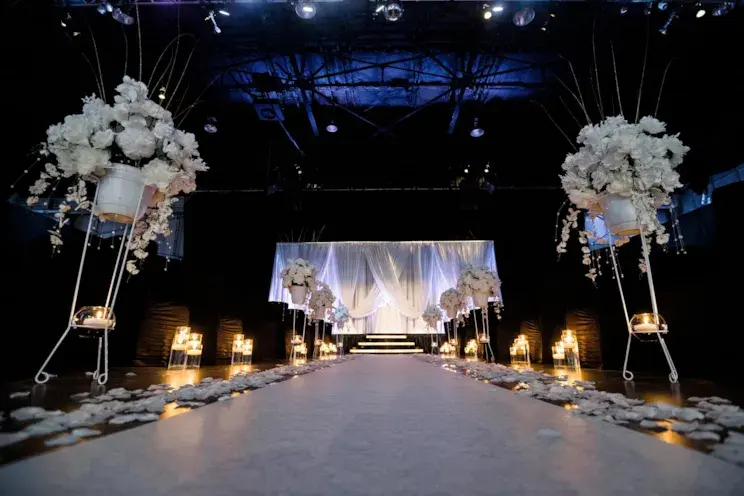 dramatic-white-wedding-ceremony-florals