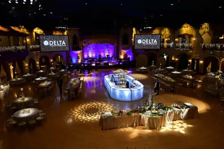hloliday-decor-delta-faucet-event-roof-ballroom-crystal-event-setup