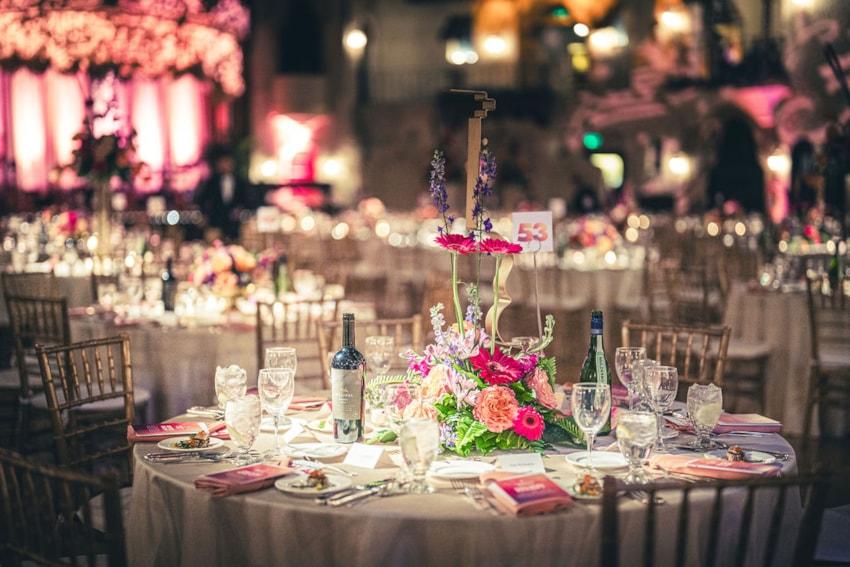 gala-centerpiece-table-setting-florals