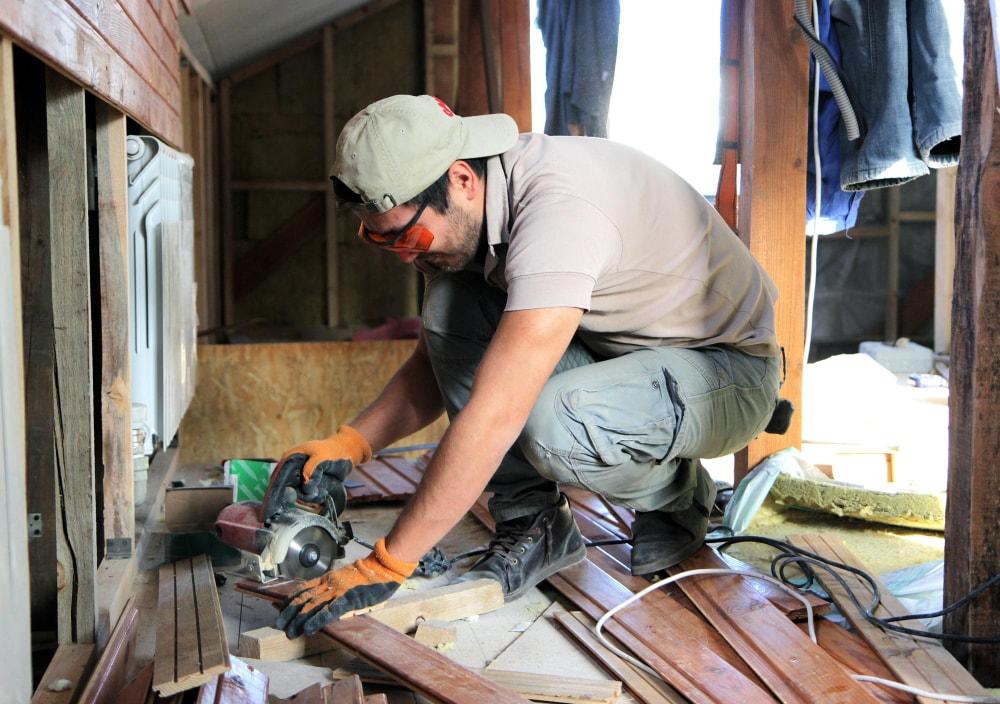 Man building a house and workimg with wood