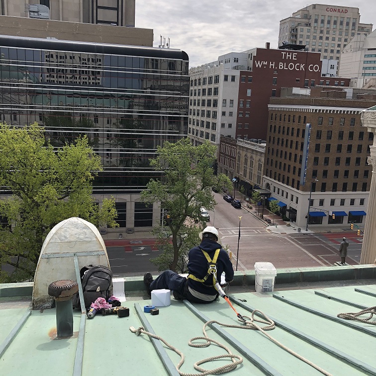 NA-Smither Roofing employee working at IN Statehouse project