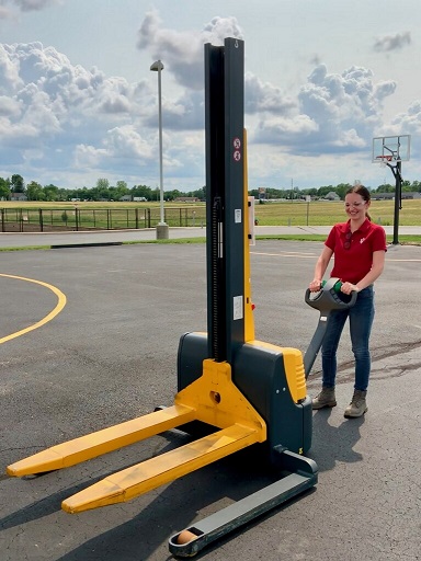 SY-NEW HIRE KELSIE FINCH ENGAGING FORKLIFT