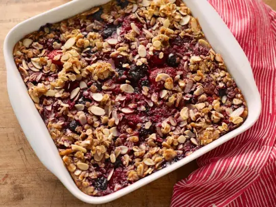 baked-oatmeal-with-almonds-and-berries