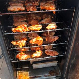 smoked-chicken-wings-in-smoker