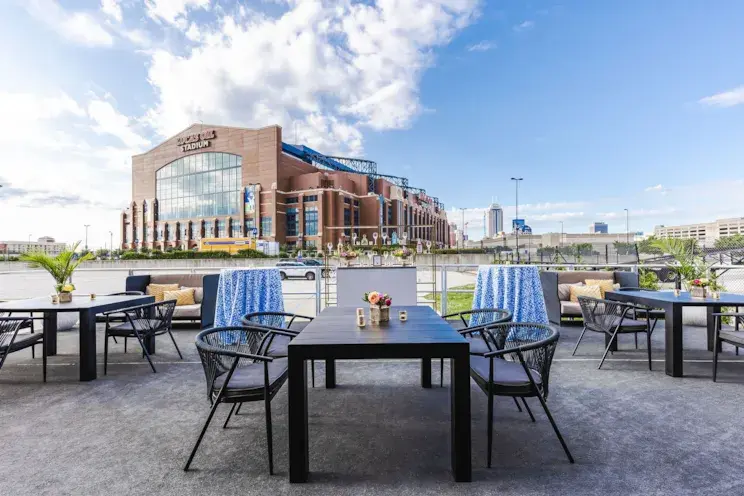 heirloom-outdoor-deck-indianapolis-downtown-skyline heirloom-outdoor-deck-indianapolis-downtown-skyline